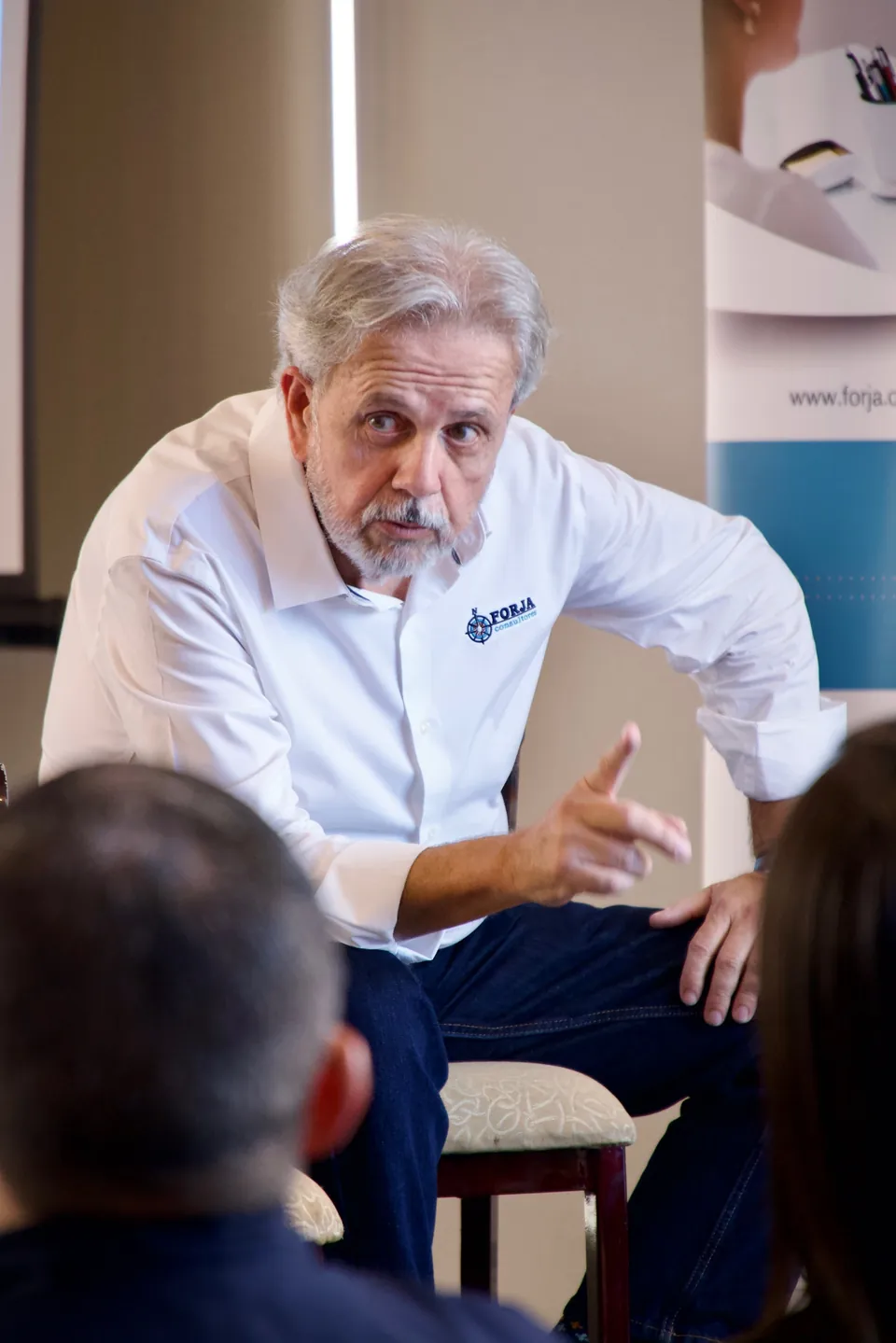 Facilitador de Forja Consultores conversando con los participantes durante una sesión presencial del Programa Internacional de Liderazgo